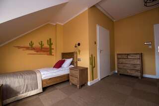 Отели типа «постель и завтрак» Spalnia B&B Гижицко Двухместный номер с 2 отдельными кроватями и ванной комнатой-2