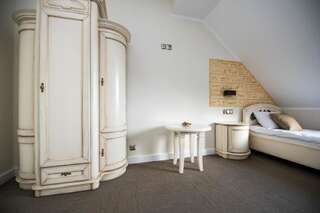 Отели типа «постель и завтрак» Spalnia B&B Гижицко Двухместный номер с 2 отдельными кроватями и ванной комнатой-3