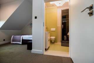 Отели типа «постель и завтрак» Spalnia B&B Гижицко Двухместный номер с 2 отдельными кроватями и ванной комнатой-5