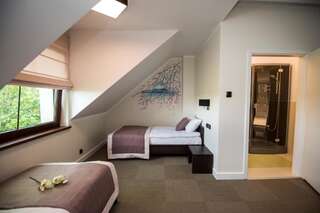 Отели типа «постель и завтрак» Spalnia B&B Гижицко Двухместный номер с 2 отдельными кроватями и ванной комнатой-6