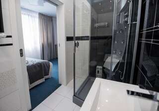 Отели типа «постель и завтрак» Spalnia B&B Гижицко Двухместный номер с 1 кроватью и собственной ванной комнатой-5