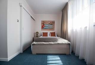 Отели типа «постель и завтрак» Spalnia B&B Гижицко Двухместный номер с 1 кроватью и собственной ванной комнатой-6